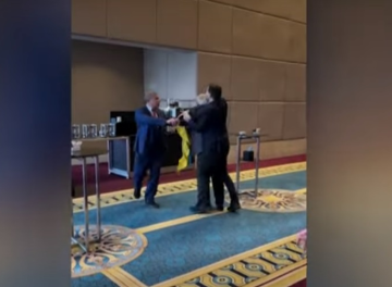 يتشاجرون بالأيدي