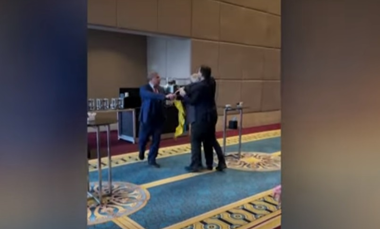 مسؤولون روس وأوكرانيون يتشاجرون بالأيدي في الجمعية