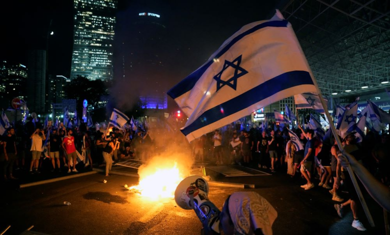 الانقسامات في إسرائيل أعمق من المواقف من القضاء