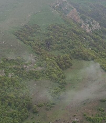 صورة من مكان تحطم مروحية الرئيس الإيراني