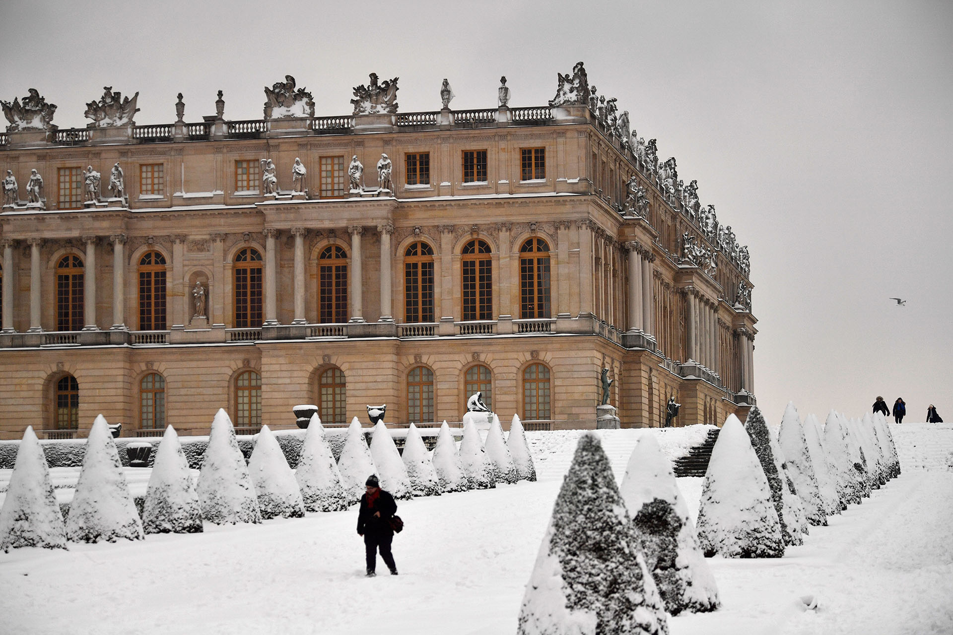 قصر فرساي، مع حدائق تقليدية مغطاة باللون الأبيض