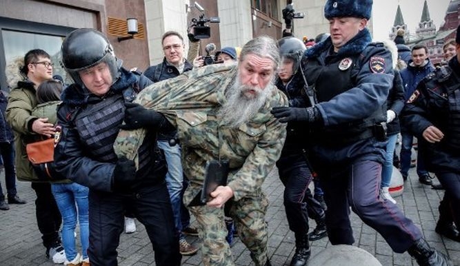 تم اعتقال اكثر من 300 من المعارضين للتظاهر ضد بوتين