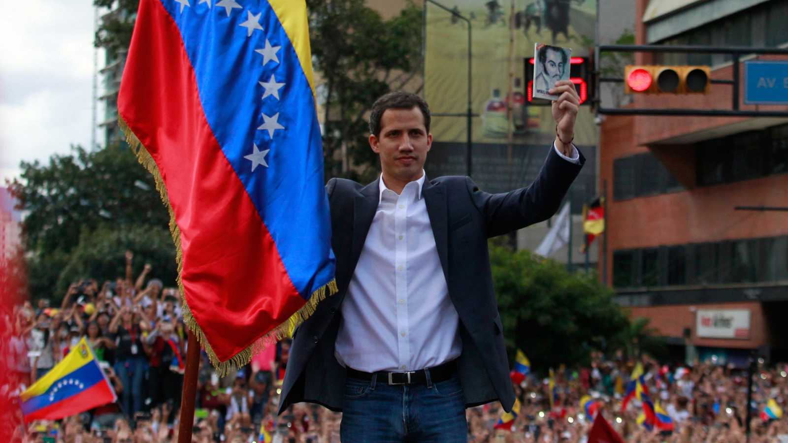 فنزويلا زعيم المعارضة الفنزويلية يعلن نفسه رئيسا في استبدال مادورو مع الاعتراف بالولايات المتحدة.