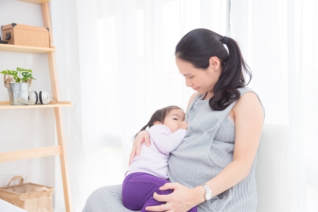 كيف هي الرضاعة الطبيعية أثناء الحمل