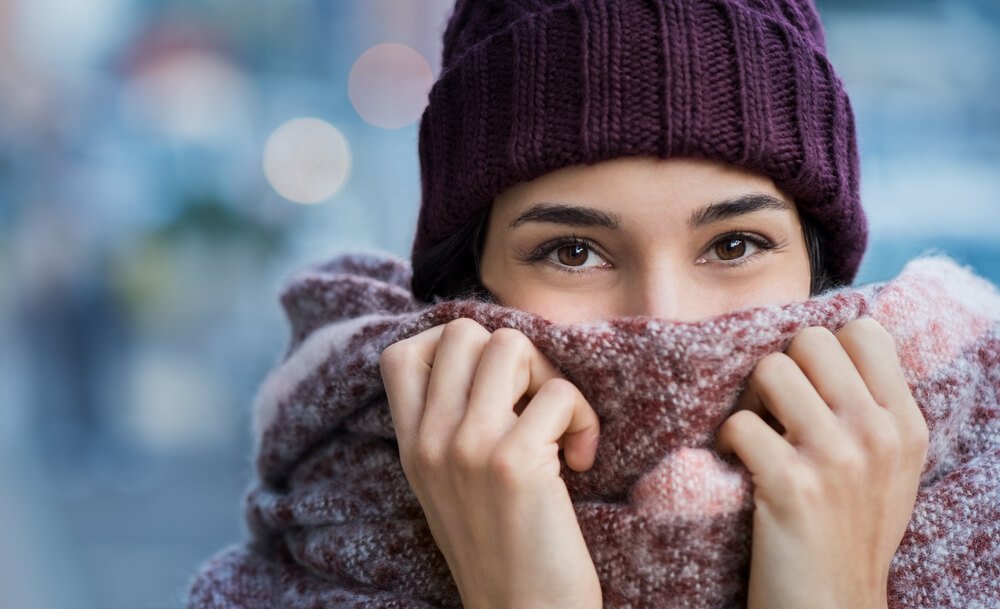 لماذا تشعر النساء بالبرد أكثر من الرجال