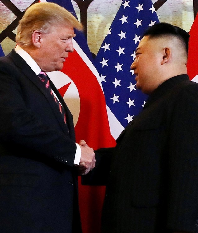 رئيس الولايات المتحدة، دونالد ترامب، والزعيم الكوري الشمالي، كيم جونغ أون، يتصافحان قبل محادثتهما الشخصية خلال القمة الثانية للولايات المتحدة وكوريا الشمالية.  / REUTERS / ليا ميليس)