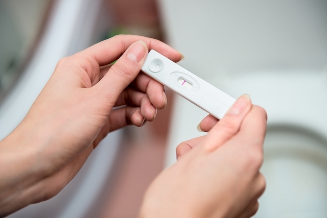 لماذا اختبار الحمل قد يعطي سلبية حتى بدون الحيض