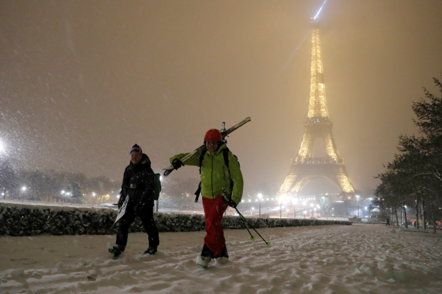 برج إيفل المغلق والمتزلجون في مونمارتر: صور باريس مغطاة بالثلج