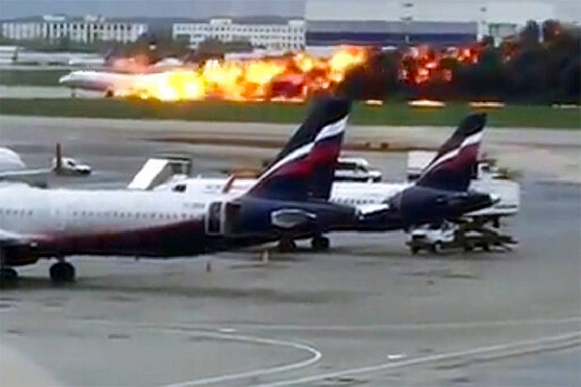 الحوادث الجوية 41 قتيلا في الهبوط الاضطراري في مطار موسكو